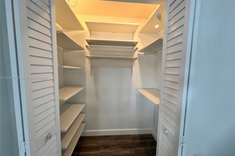 Снять в аренду кондоминиум в Майами, Флорида 2 спальни, 105.91м2, № 1976307 - фото 16