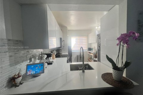 Снять в аренду кондоминиум в Майами, Флорида 2 спальни, 105.91м2, № 1976307 - фото 4