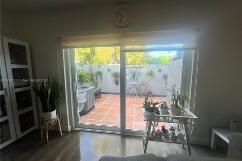 Снять в аренду кондоминиум в Майами, Флорида 2 спальни, 105.91м2, № 1976307 - фото 5