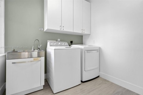 Villa ou maison à louer à Hollywood, Floride: 4 chambres, 225.1 m2 № 1983020 - photo 22