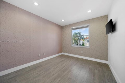 Villa ou maison à louer à Hollywood, Floride: 4 chambres, 225.1 m2 № 1983020 - photo 16