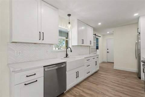 House in Bradenton, Florida 3 bedrooms, 147.53 sq.m. № 2211051 - photo 11