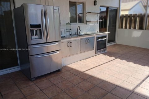 House in Hialeah, Florida 3 bedrooms, 152.17 sq.m. № 1833888 - photo 17