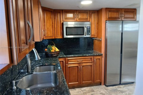 House in Hialeah, Florida 3 bedrooms, 152.17 sq.m. № 1833888 - photo 12