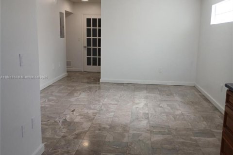 House in Hialeah, Florida 3 bedrooms, 152.17 sq.m. № 1833888 - photo 2