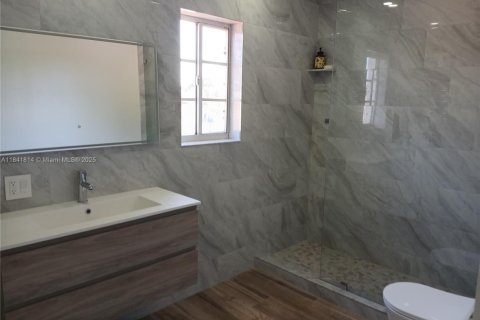House in Hialeah, Florida 3 bedrooms, 152.17 sq.m. № 1833888 - photo 8