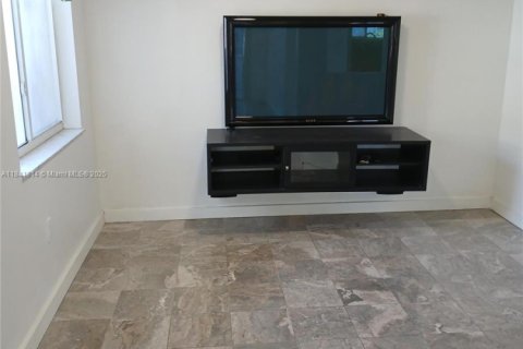 House in Hialeah, Florida 3 bedrooms, 152.17 sq.m. № 1833888 - photo 3