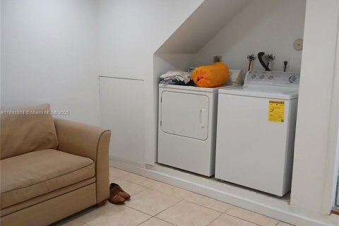 House in Hialeah, Florida 3 bedrooms, 152.17 sq.m. № 1833888 - photo 15