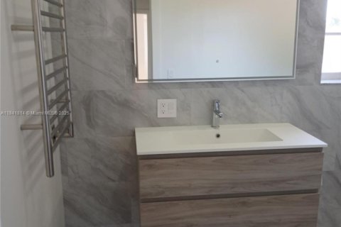 House in Hialeah, Florida 3 bedrooms, 152.17 sq.m. № 1833888 - photo 7