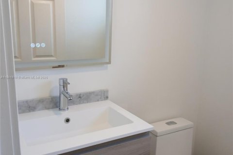 House in Hialeah, Florida 3 bedrooms, 152.17 sq.m. № 1833888 - photo 11