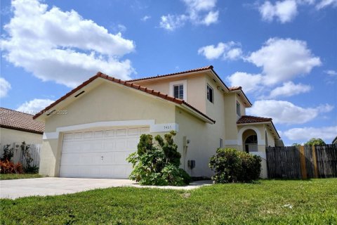 House in Hialeah, Florida 3 bedrooms, 152.17 sq.m. № 1833888 - photo 1