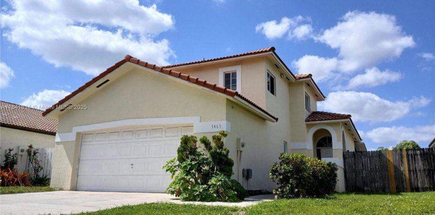 House in Hialeah, Florida 3 bedrooms, 152.17 sq.m. № 1833888