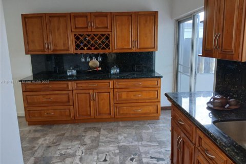 House in Hialeah, Florida 3 bedrooms, 152.17 sq.m. № 1833888 - photo 14