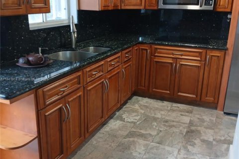 House in Hialeah, Florida 3 bedrooms, 152.17 sq.m. № 1833888 - photo 13