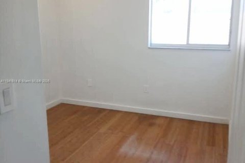 House in Hialeah, Florida 3 bedrooms, 152.17 sq.m. № 1833888 - photo 5