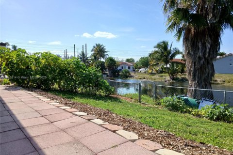 House in Hialeah, Florida 3 bedrooms, 152.17 sq.m. № 1833888 - photo 19
