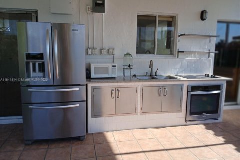 House in Hialeah, Florida 3 bedrooms, 152.17 sq.m. № 1833888 - photo 16
