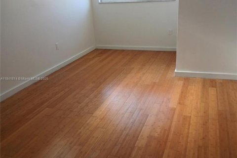 House in Hialeah, Florida 3 bedrooms, 152.17 sq.m. № 1833888 - photo 6