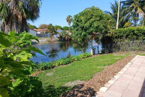 House in Hialeah, Florida 3 bedrooms, 152.17 sq.m. № 1833888 - photo 21