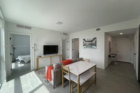 Condo in Miami, Florida, 2 bedrooms  № 1951835 - photo 1