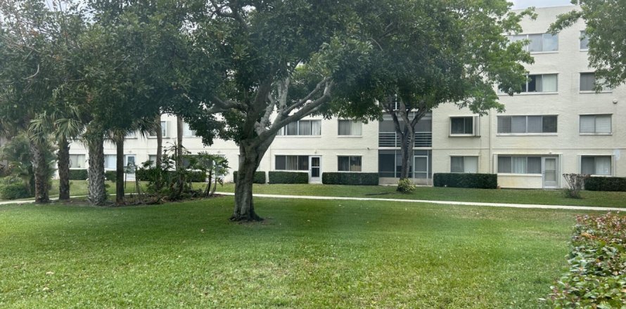 Condominio en Palm Springs, Florida, 1 dormitorio № 1207513