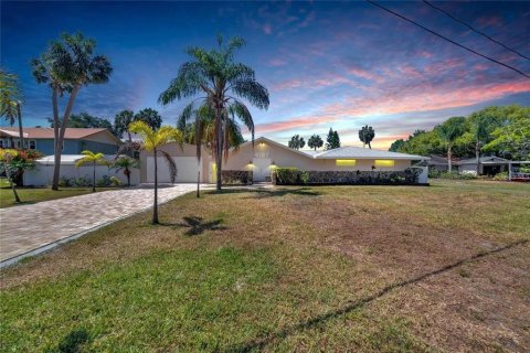 House in Riverview, Florida 3 bedrooms, 278.8 sq.m. № 2202928