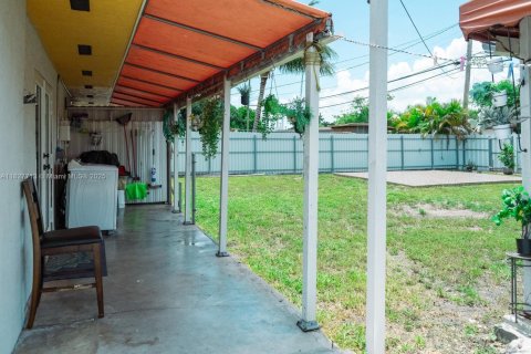 House in Hialeah, Florida 3 bedrooms, 109.25 sq.m. № 1799102 - photo 11