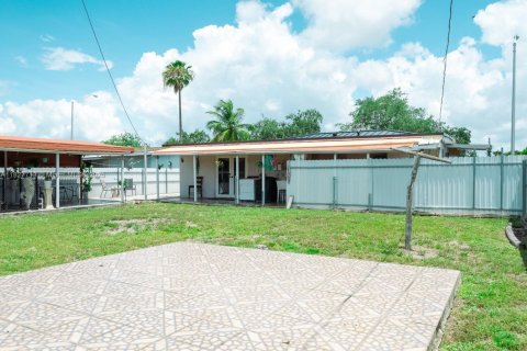 House in Hialeah, Florida 3 bedrooms, 109.25 sq.m. № 1799102 - photo 3