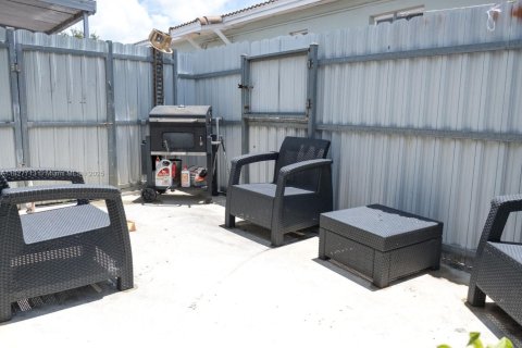 House in Hialeah, Florida 3 bedrooms, 109.25 sq.m. № 1799102 - photo 15