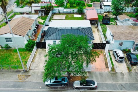 House in Hialeah, Florida 3 bedrooms, 109.25 sq.m. № 1799102 - photo 6