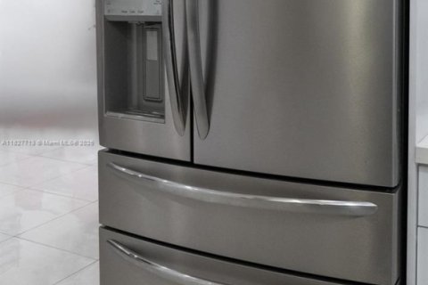 House in Hialeah, Florida 3 bedrooms, 109.25 sq.m. № 1799102 - photo 9