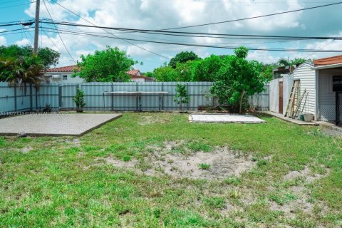 House in Hialeah, Florida 3 bedrooms, 109.25 sq.m. № 1799102 - photo 17