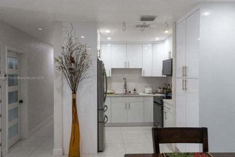 House in Hialeah, Florida 3 bedrooms, 109.25 sq.m. № 1799102 - photo 13