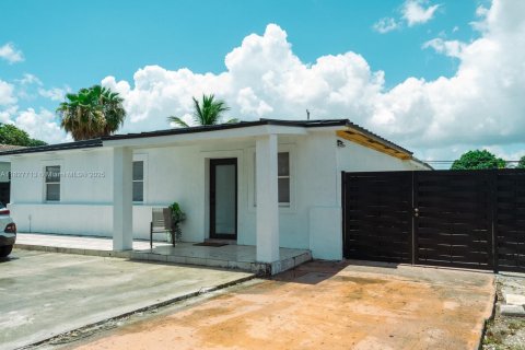 House in Hialeah, Florida 3 bedrooms, 109.25 sq.m. № 1799102 - photo 1