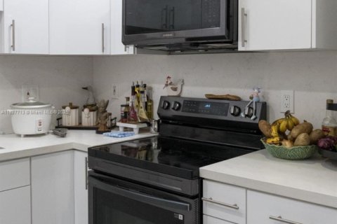 House in Hialeah, Florida 3 bedrooms, 109.25 sq.m. № 1799102 - photo 8