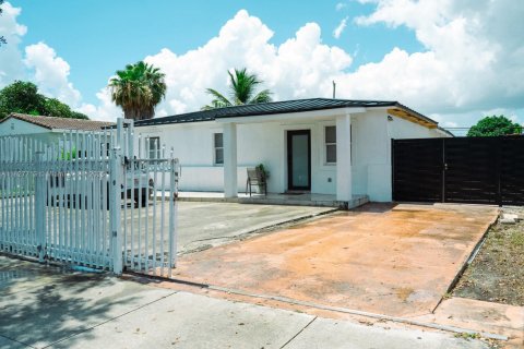 House in Hialeah, Florida 3 bedrooms, 109.25 sq.m. № 1799102 - photo 2