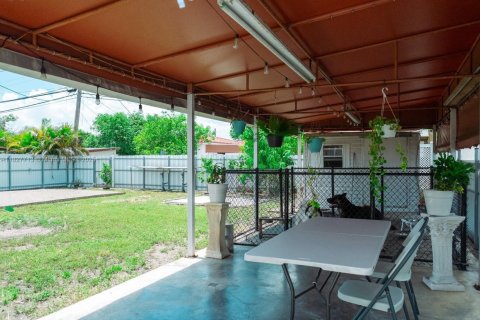 House in Hialeah, Florida 3 bedrooms, 109.25 sq.m. № 1799102 - photo 12