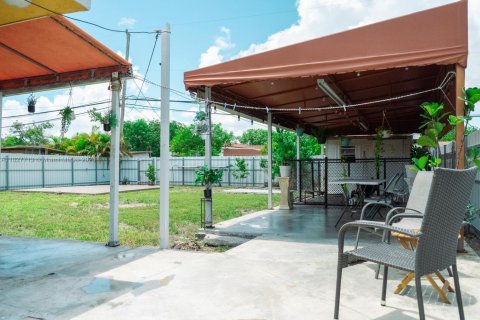 House in Hialeah, Florida 3 bedrooms, 109.25 sq.m. № 1799102 - photo 16