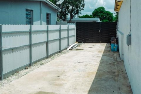 House in Hialeah, Florida 3 bedrooms, 109.25 sq.m. № 1799102 - photo 5