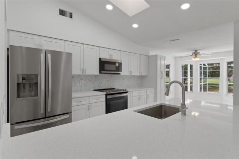 House in Spring Hill, Florida 3 bedrooms, 170.29 sq.m. № 2412571 - photo 11