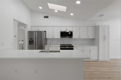 House in Spring Hill, Florida 3 bedrooms, 170.29 sq.m. № 2412571 - photo 5