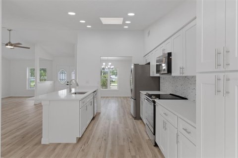 House in Spring Hill, Florida 3 bedrooms, 170.29 sq.m. № 2412571 - photo 6
