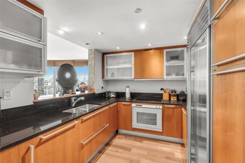 Condo in Miami Beach, Florida, 2 bedrooms № 2435708 - photo 21