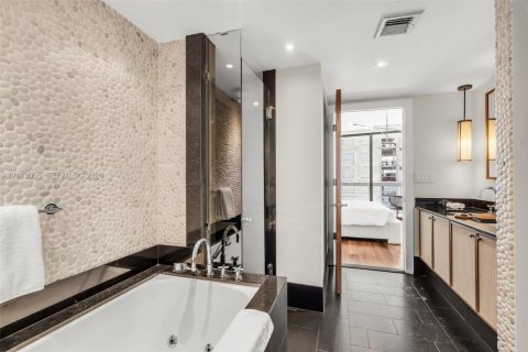 Condo in Miami Beach, Florida, 2 bedrooms № 2435708 - photo 2