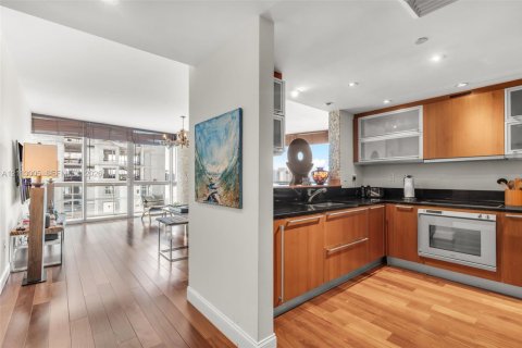 Condo in Miami Beach, Florida, 2 bedrooms № 2435708 - photo 13