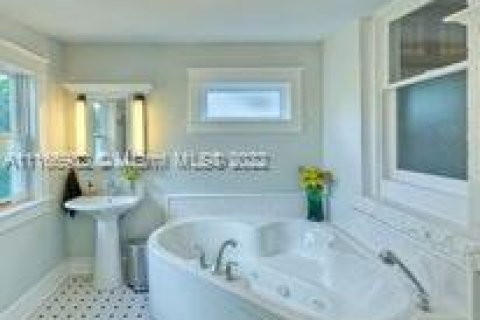 Купить коммерческую недвижимость в Майами, Флорида № 1985157 - фото 1