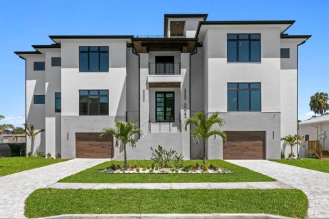 House in Tampa, Florida 5 bedrooms, 645.67 sq.m. № 2166289