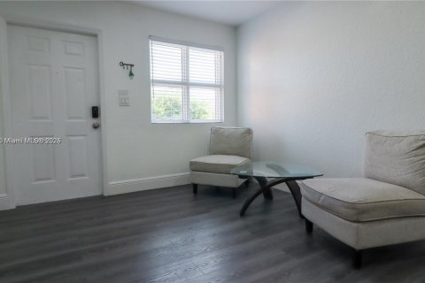 Снять в аренду таунхаус в Майами, Флорида 3 спальни, 140.28м2, № 1956370 - фото 2