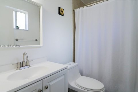 Снять в аренду таунхаус в Майами, Флорида 3 спальни, 140.28м2, № 1956370 - фото 15