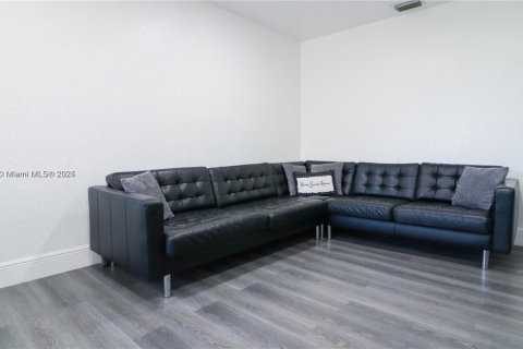 Снять в аренду таунхаус в Майами, Флорида 3 спальни, 140.28м2, № 1956370 - фото 3